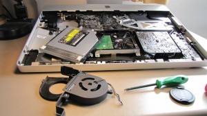 MacBook für Reparatur und zur Reinigung aufgeschraubt.